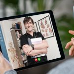 Tablet s videopozivom liječnika, prst dodiruje zaslon