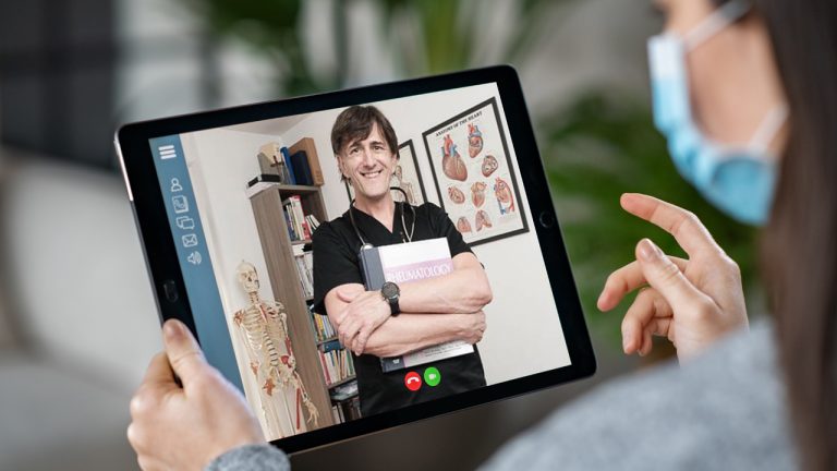 Tablet s videopozivom liječnika, prst dodiruje zaslon