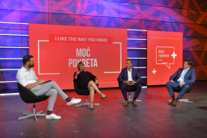 Panel rasprava na pozornici ispred crvenog zaslona s natpisom Moć pokreta