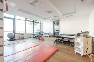 Dvorana za fizikalnu terapiju sa stolovima za terapiju i strunjačama za vježbe